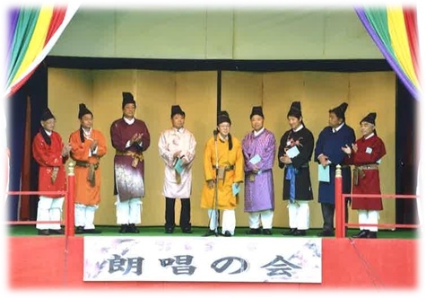 「朗唱の会」における壇上にて朝服姿で整列する、各参加自治体市長等の写真