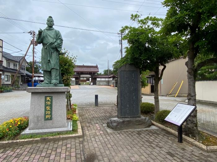 勝興寺前緑地公園・大伴家持像そばの歌碑の前に設置された歌碑サインの写真