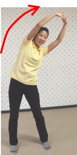 両手を結んで脇を伸ばす女性に赤い矢印が添えられた写真