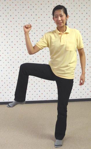 右膝を横に上げて右腕を曲げた女性の写真