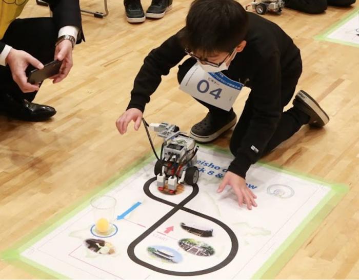 シュート地点からピンポン球を放ってカップに入れる、競技参加ロボットの写真