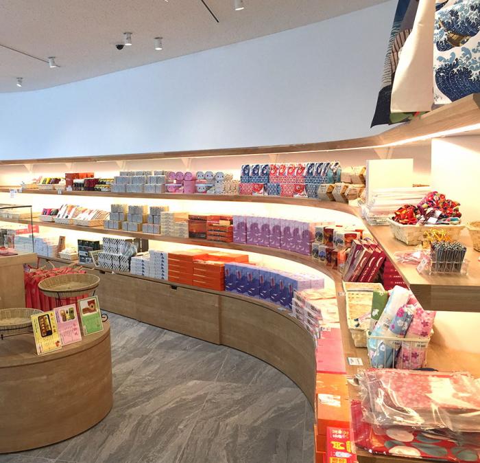 スーベニアショップ「ARISO」の店舗内の内装写真