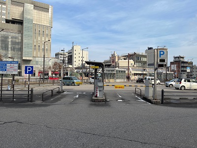 高岡駅前駐車場入口の画像
