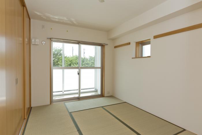 外の景色が見える窓のある和室の写真