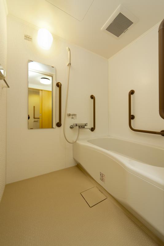 茶色い手すりのついた浴室の写真