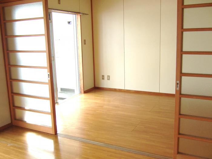 ベランダから日差しが差し込む明るい洋室の写真