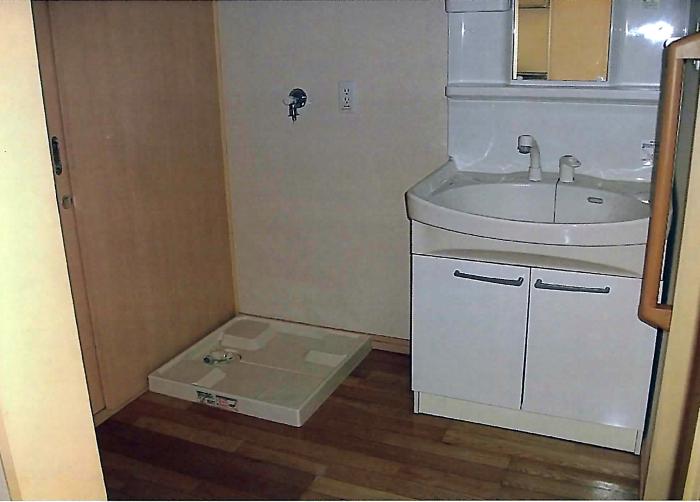 洗濯機置き場と並んだ白い洗面台の写真
