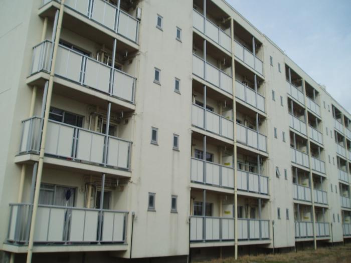 白い五階建ての大滝宿舎の写真