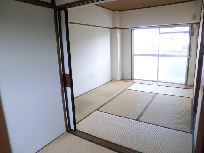 大きな窓のある6畳の和室の写真