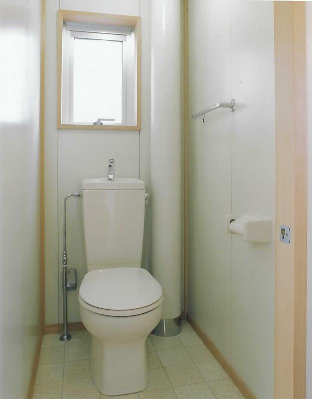 窓から十分に明かりが入るトイレの写真