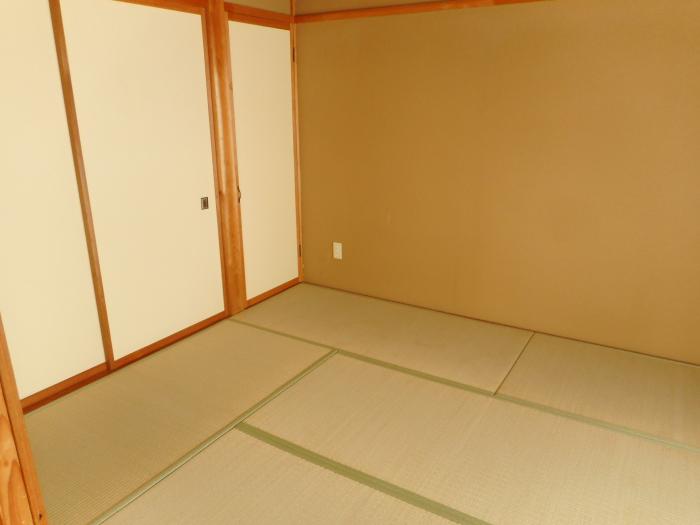押入れがある6畳の和室の写真