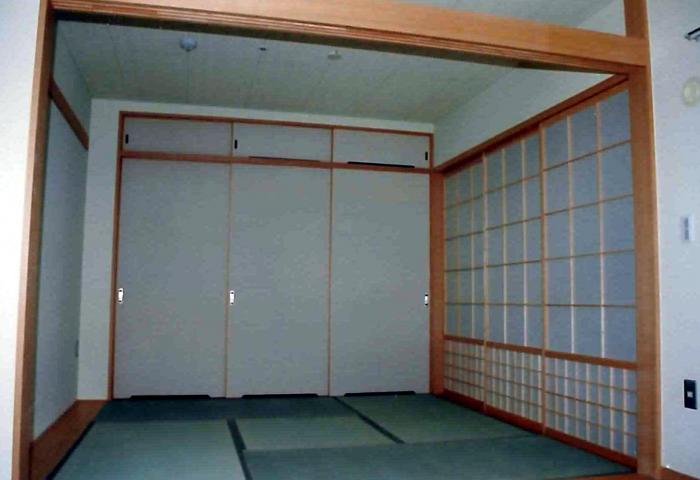 押入れと天袋のある4畳半の和室の写真