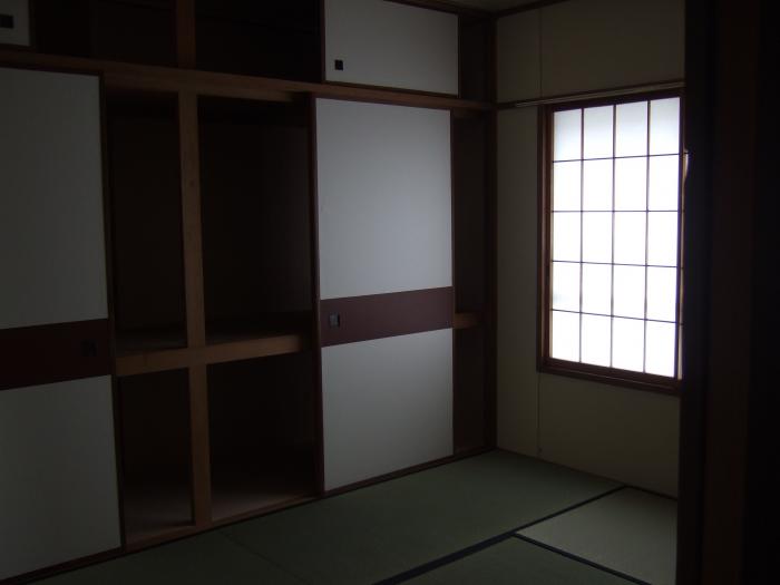 押入れと天袋が設置された6畳の和室の写真