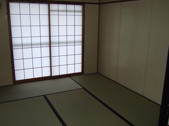 吐き出しの窓に障子が入った6畳の和室の写真