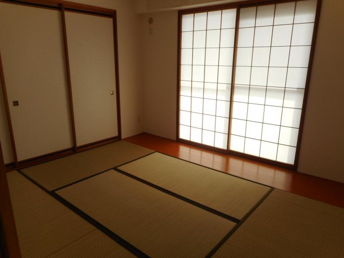 障子から板の間に光が差し込む和室の写真