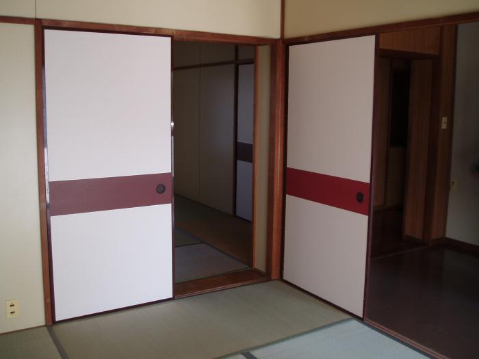 和室の二つのふすまを開けてもう一つの和室とフローリングの部屋が見えている様子の写真