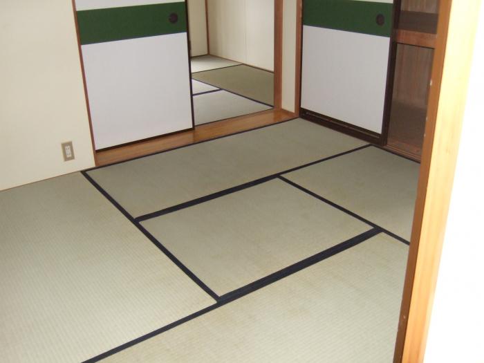 押入れのある4畳半の和室の写真