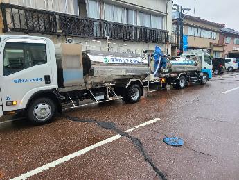 給水車への給水の様子