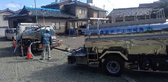 配水管の漏水調査をしている画像(給水車から配水管に給水している様子)