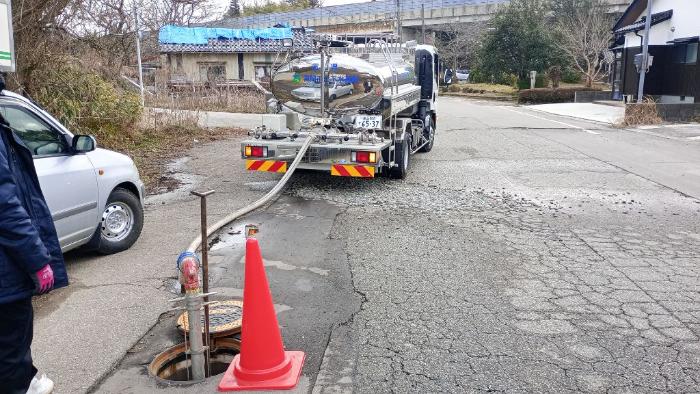 配水管の漏水調査の画像(給水ポイントから給水車に給水している様子)