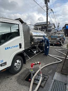配水管の漏水調査をしている画像(給水車から配水管に給水している様子)