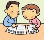 テーブルに並べた書類を眺める2人の人物のイラスト