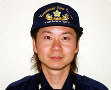 高岡市消防団のキャップをかぶり真っ直ぐ正面を向いた頭川 典幸さんの写真
