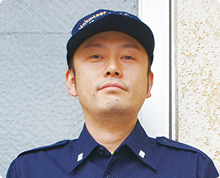 キャップを被り襟付きシャツを着て正面を向いている平野 元嗣さんの肩から上を写した写真