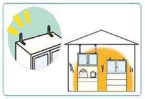 タンスに転倒防止対策として金具を設置するイラスト