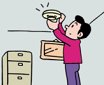 ピンクの服の人が手を伸ばし、天井に着いた火災警報器を触っているイラスト