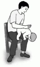 座っている男性が足に乗せた赤ん坊の背部を叩いているイラスト