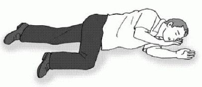 横向きに寝た姿勢になっている男性のイラスト