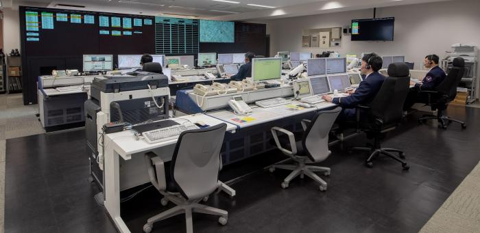 県西部消防指令センターで指示を出す人々の写真