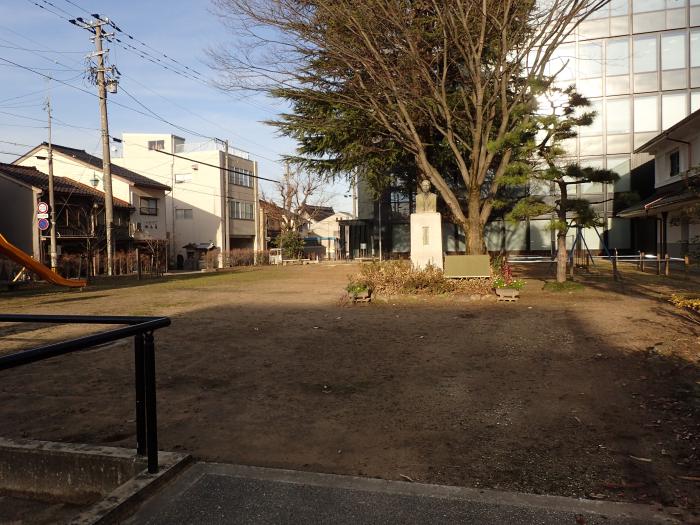高峰譲吉博士の胸像がある公園の写真