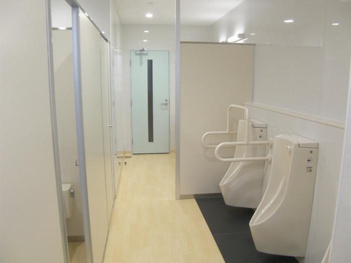 右に男性用トイレが二つ、左に個室トイレが二つある写真