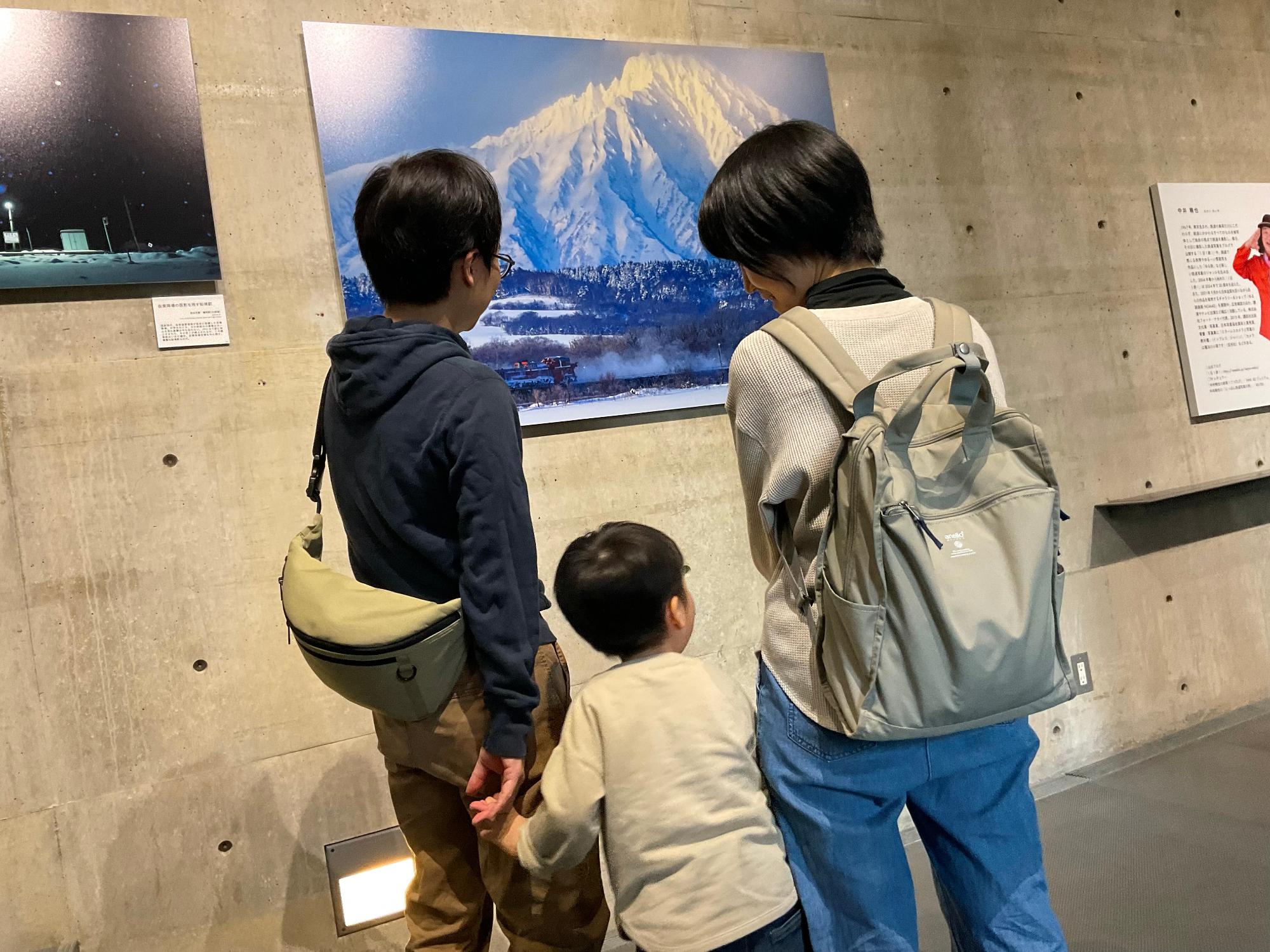 鉄道写真を見る家族