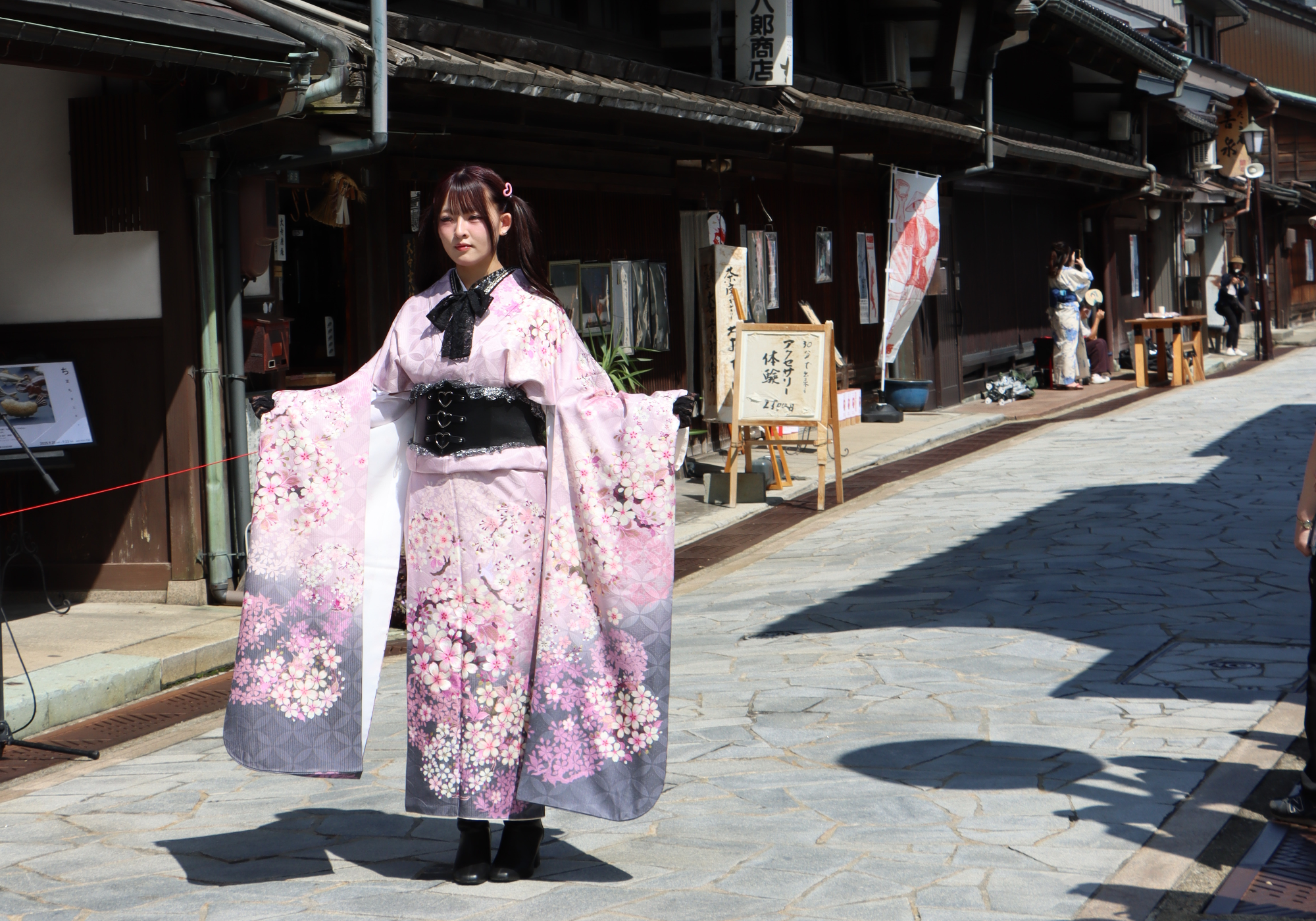 着物ファッションショーでピンクの着物を着る学生