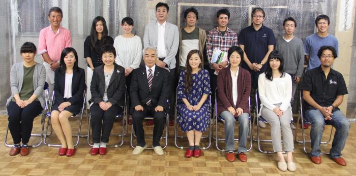 市外から移住してきた方々と市外在住で市内に勤務する方々と市長の17人が笑顔で写っている写真