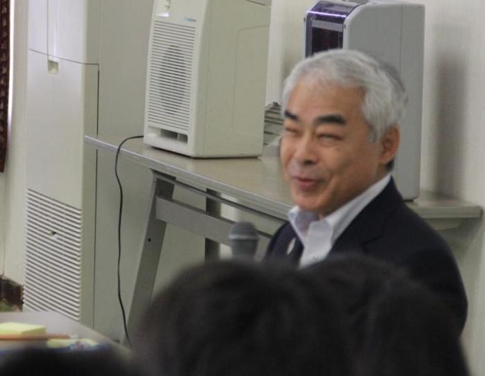 二上まなび交流館第1研修室にて座りながら講演を行なっている高岡市長を、近くから捉えた写真