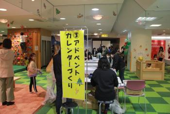 テーブルでアドベントカレンダーづくりに精を出す女性の写真