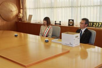 市役所の応接室で席に着き、お話をされる島香織さんの写真