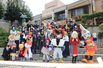 高岡市のマスコットキャラクター利長(としなが)君と、大勢のコスプレイヤーの集合記念写真