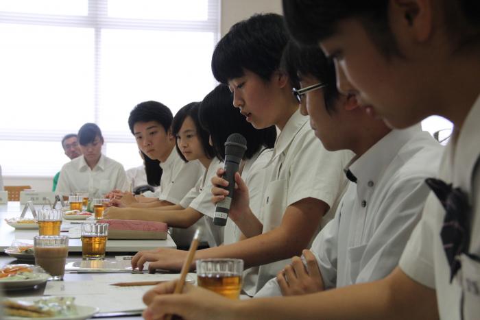 ボランティア活動を行ってみて分かった問題点に関して高校生が意見交換しているところを横から写した写真