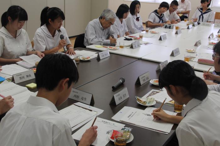 ボランティア活動を通じて見つけた高岡の良いところについて高校生が意見交換しているところを斜めから写した写真
