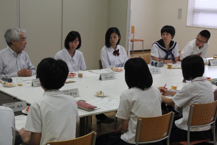 ボランティア活動に取り組みやすい環境づくりについて高校生が意見交換しているところを斜めから写した写真