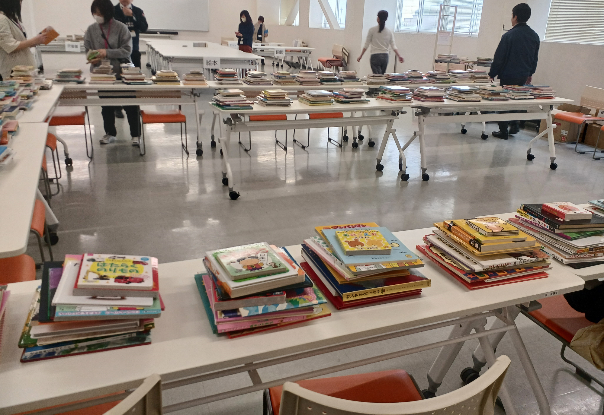 絵本ドライブの寄附で集まった数多くの本