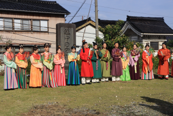 大勢の古代衣装を着た男女が整列して撮った写真