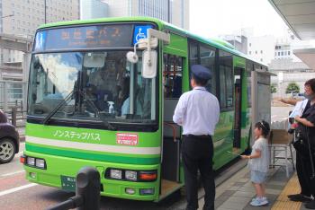 児童が黄緑色のバスに乗り込もうとしている所の写真