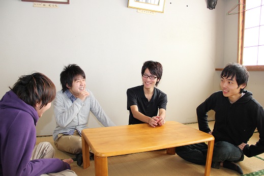 福岡経さんと、ほかに3人の高岡市出身者の学生寮・荻布寮のメンバーが座って話をしているところを写した写真