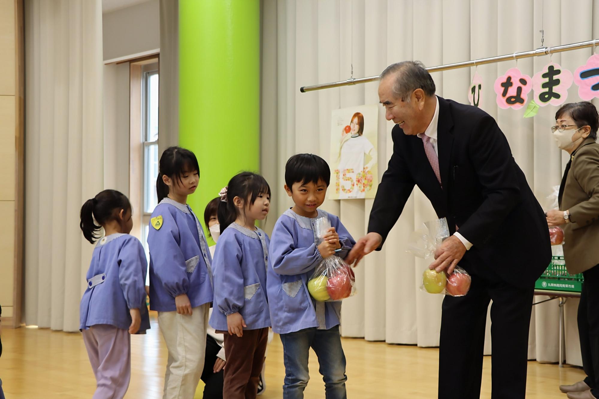 万葉なかよし保育園で行われた青森りんご贈呈式の取材記事